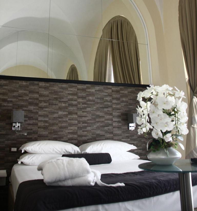 Boutique Hotel Piazza Carita 那不勒斯 外观 照片